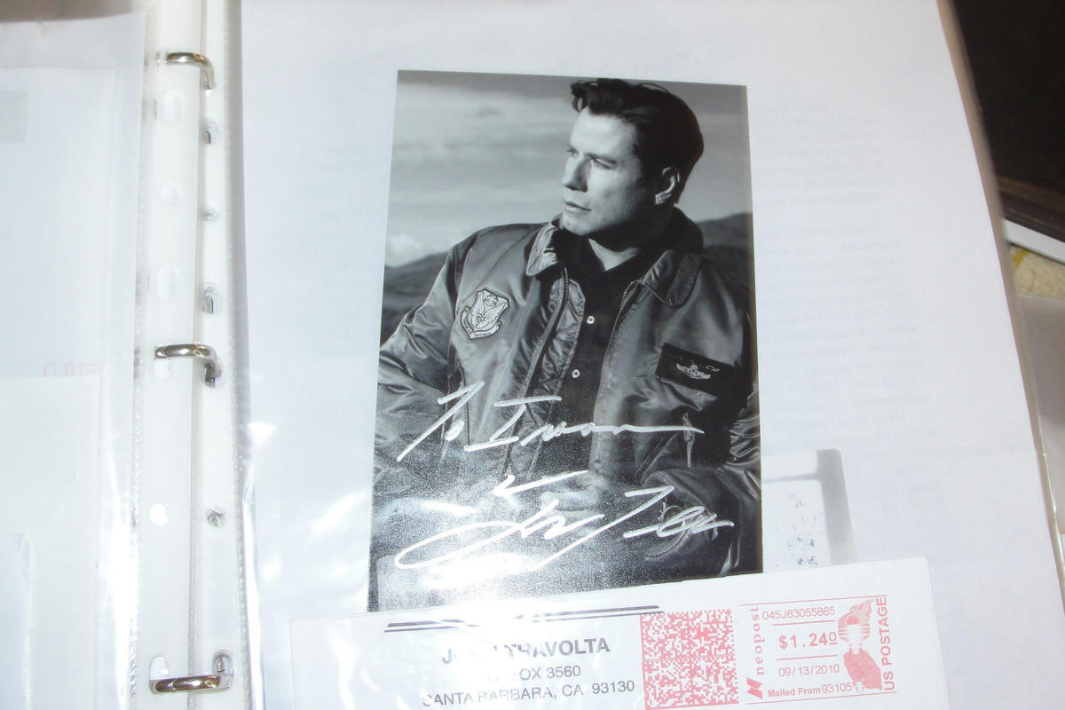 record-collection-autograph-travolta Найбільша колекція автографів знаменитих людей
