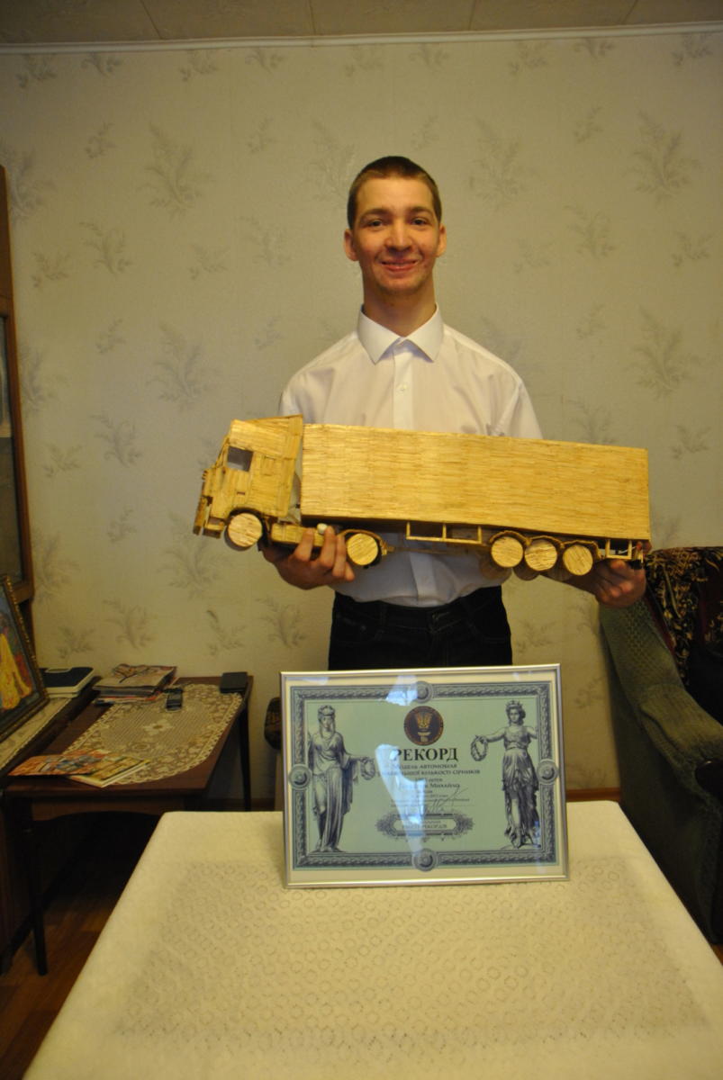 Модель автомобиля из самого большого количества спичек