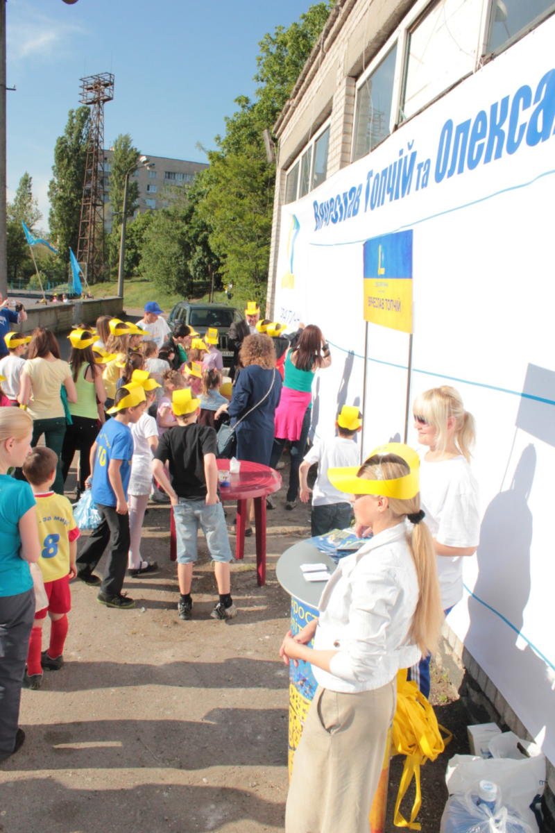 Самое больше изображение флага Украины, созданное отпечатками пальцев