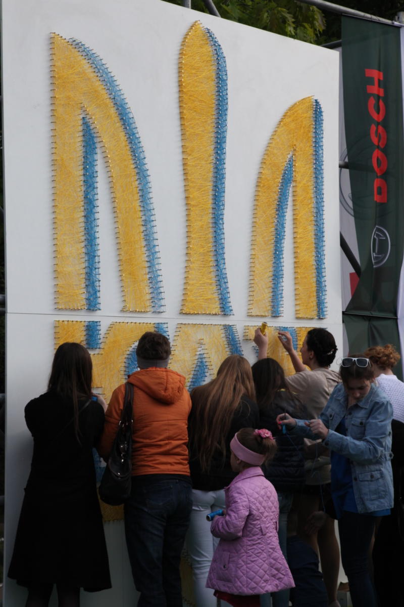 Самая большая инсталляция трезуба из шурупов