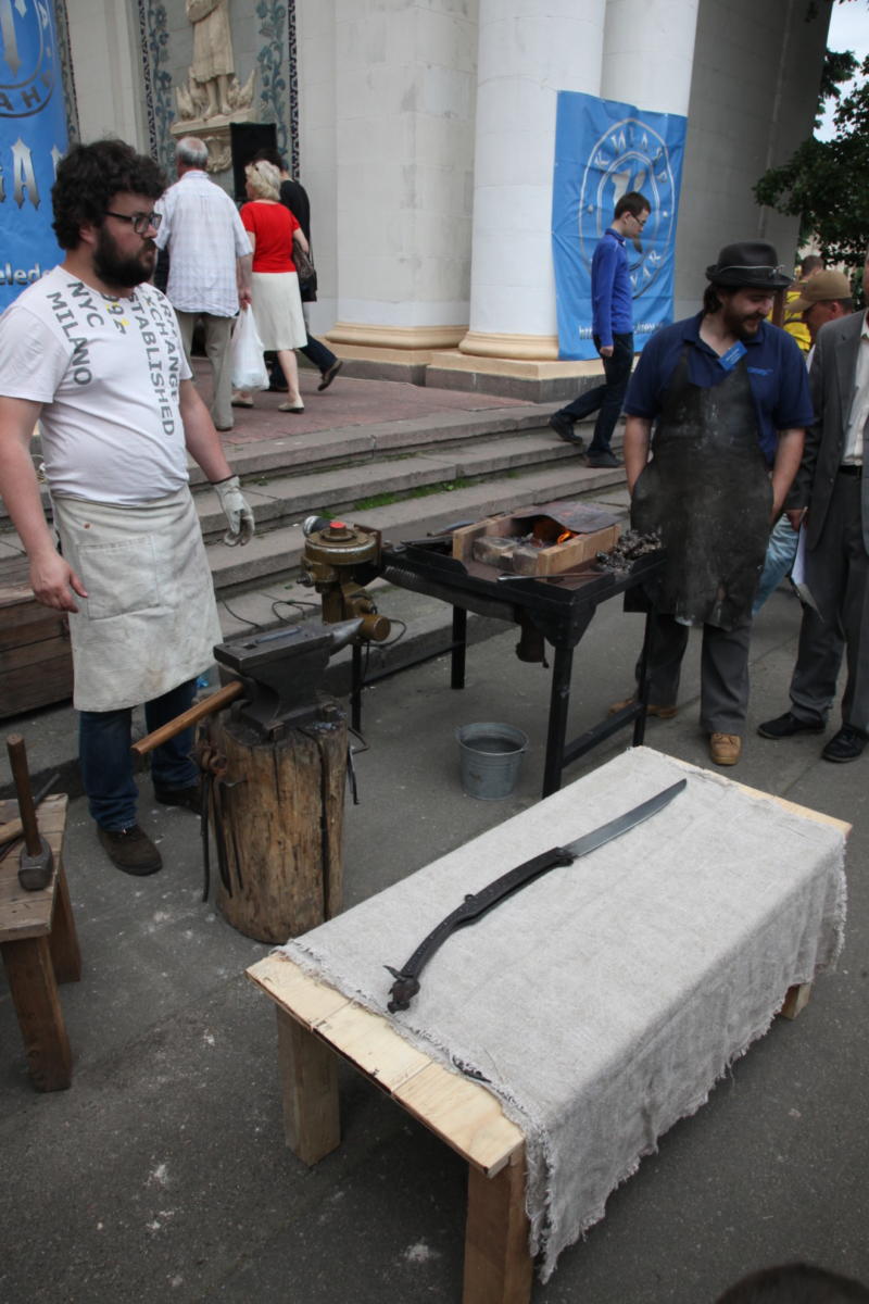 Самый большой кованый раскладной нож