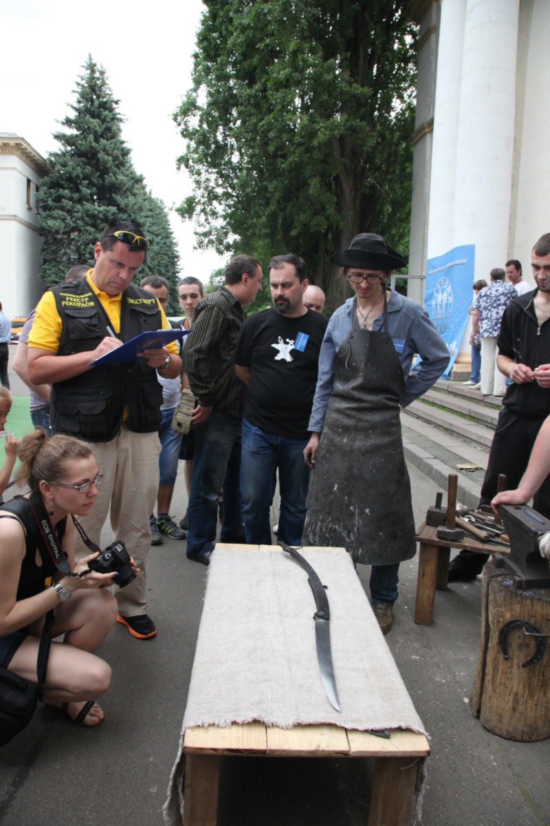 Самый большой кованый раскладной нож