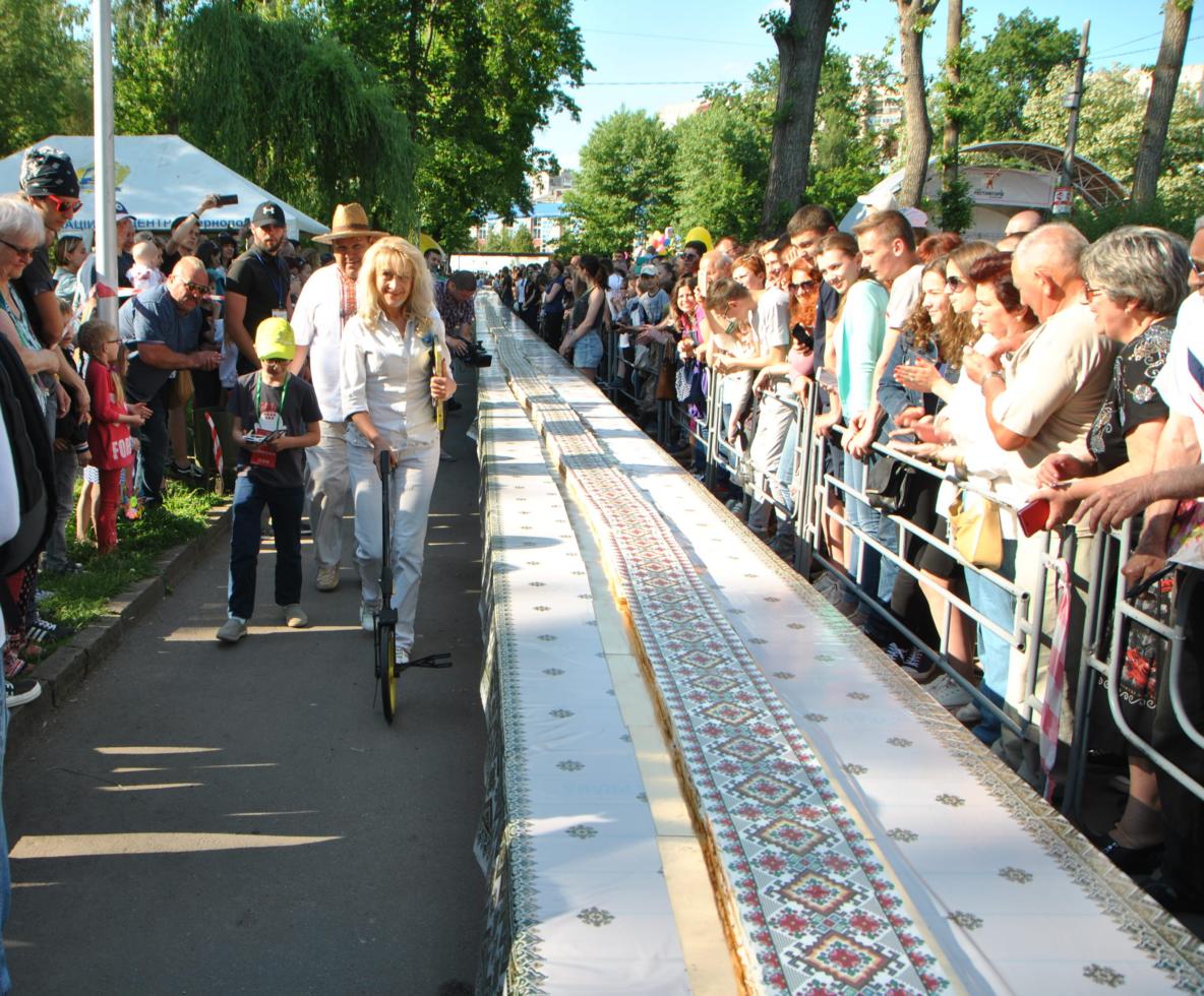 DSC_2556 Найдовший торт-вишиванка