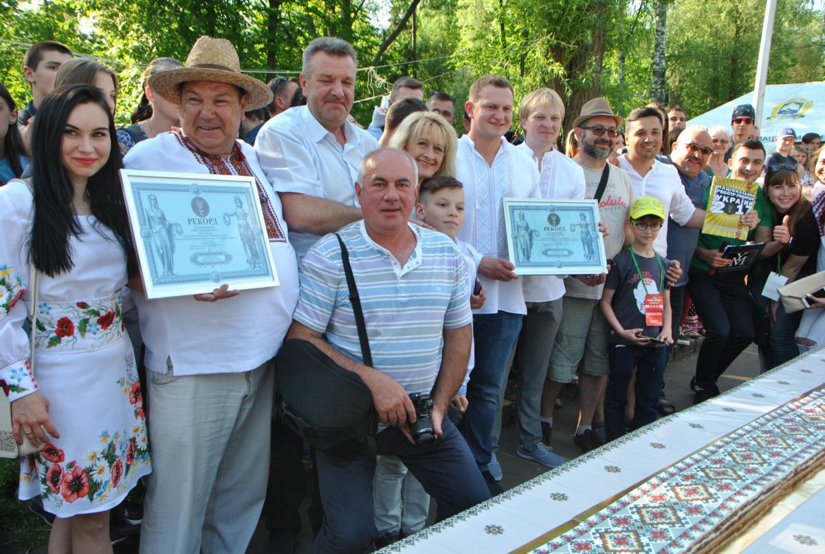 DSC_2558 Найдовший торт-вишиванка