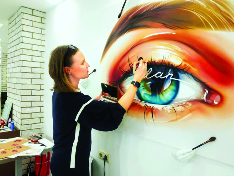 241642545_1604536599888472_446483525544598665_n Найбільша картина, написана на полотні професійною косметикою