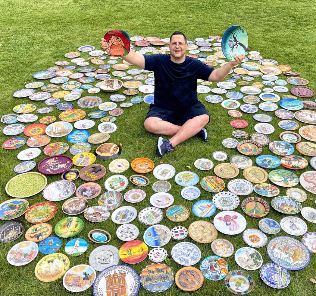 432332480_322236813766981_3066855266125841293_n Найбільша колекція сувенірних тарілок зі 193 країн світу