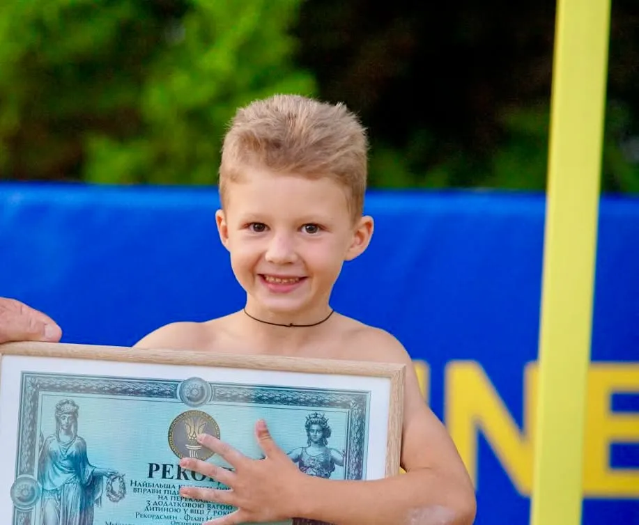 740733915_1644152196653983_7419598400180554636_n Найбільша кількість повторів вправи підйом переворотом на перекладині з додатковою вагою дитиною у 7 років